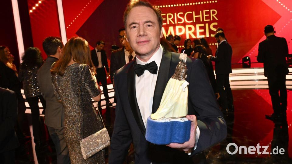 Michael „Bully“ Herbig hält den Bayerischen Filmpreis in den Händen. Bild: Felix Hörhager/dpa