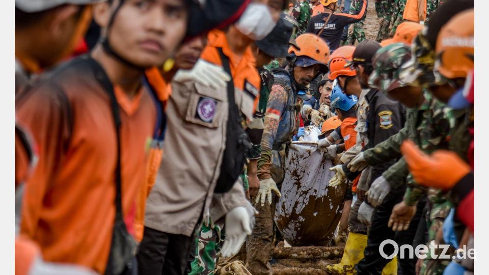 Immer wieder kommt es während der Regenzeit in Indonesien zu Erdrutschen. Bild: Dimas Rachmatsyah/ZUMA Press Wire/dpa