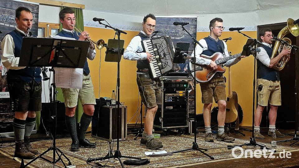 Beim Oberkrainer-Abend bringt die Formation "Power Hoch 5" beste Stimmung in den voll besetzten Saal. Bild: R. Kreuzer