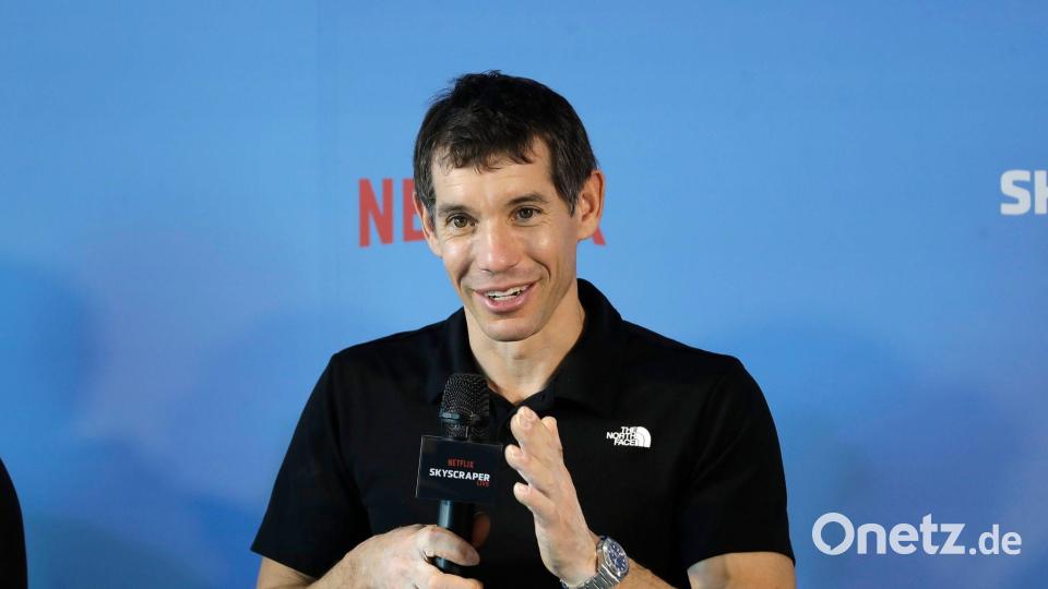 Bereits kurz nach seinem waghalsigen Aufstieg gab Alex Honnold sichtlich entspannt eine Pressekonferenz. Bild: Chiang Ying-ying/AP/dpa