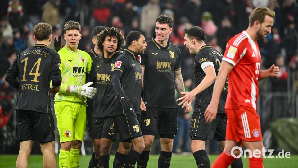 Die Bayern um Harry Kane (r) ärgern sich über die Niederlage. Bild: Peter Kneffel/dpa