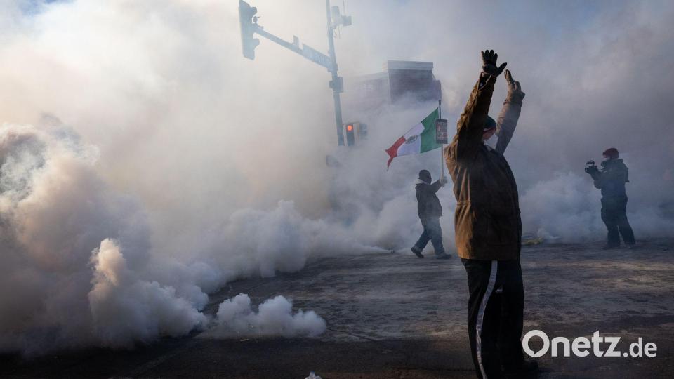 Eine Person ist in Minneapolis von Tränengaswolken umhüllt. Bild: Ben Hovland/Minnesota Public Radio/dpa