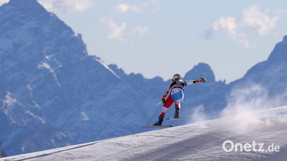 An vielen Skiorten der Alpen - wie hier in Cortina d’Ampezzo - ist die Schneehöhe deutlich gesunken. (Archivbild) Bild: Alessandro Trovati/AP/dpa