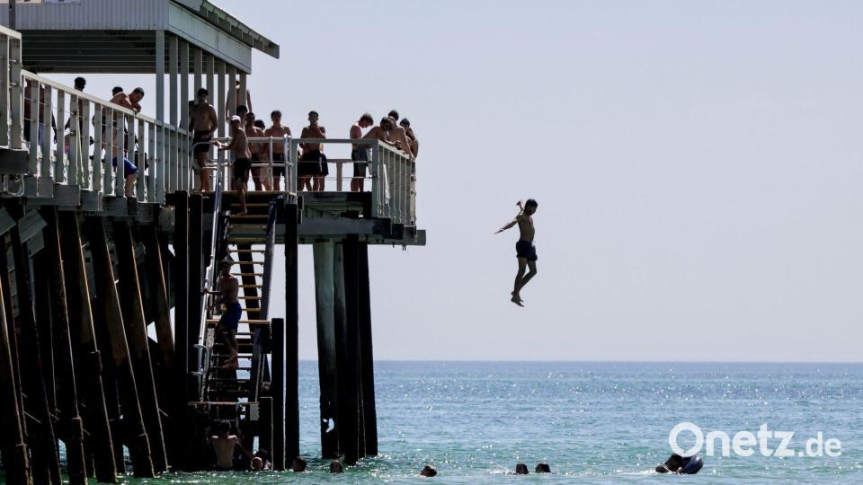 Viele kühlten sich bei einem Bad im Meer ab. Weite Teile Australiens leiden unter extremer Hitze mit Temperaturen nahe 50 Grad. Bild: Matt Turner/AAP/dpa