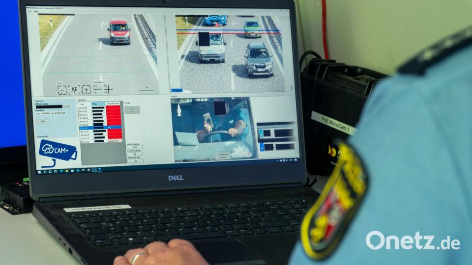 Künstliche Intelligenz kann erkennen, wenn Autofahrer ihr Handy in der Hand halten. (Archivbild) Bild: Harald Tittel/dpa