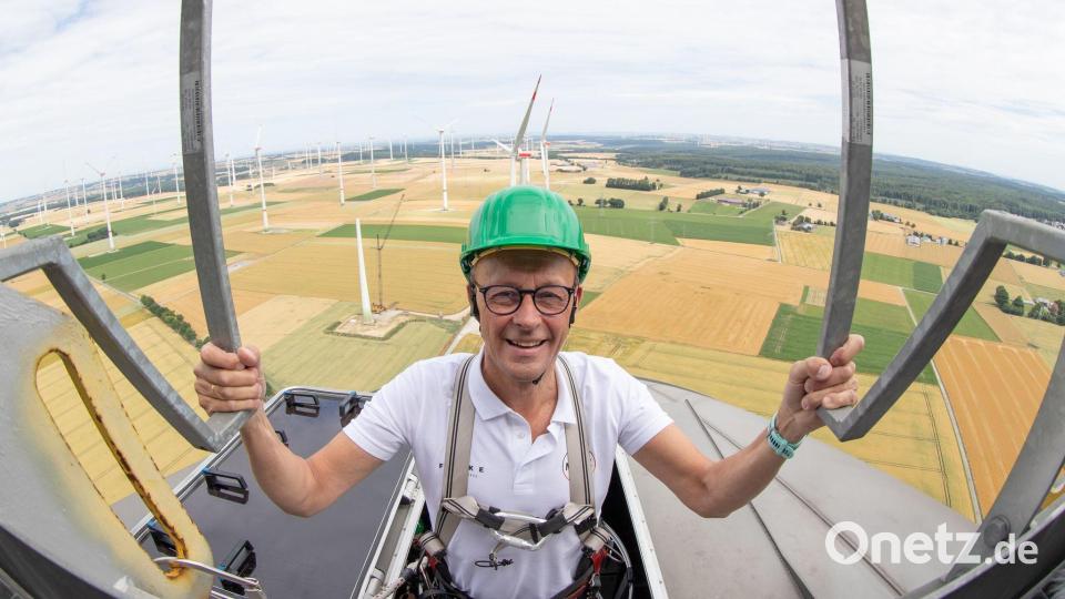 Der Kanzler hat sich Windräder schon aus der Nähe angeschaut, kann ästhetisch aber nicht viel mit ihnen anfangen. Bild: Friso Gentsch/dpa
