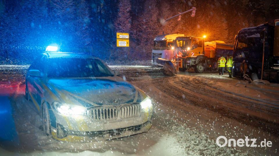 Während ein Streufahrzeug den Kreuzungsbereich an der Auffahrt zur A6 bei Nürnberg räumt, sperrt die Polizei die Zufahrt. Bild: News5/Lars Haubner/NEWS5/dpa