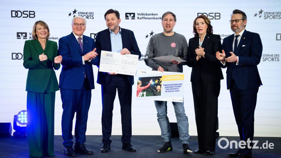 Bundespräsident Frank-Walter Steinmeier (2.v.l.) ehrt den Sterne-Sieger Turngemeinde Herford. Bild: Bernd von Jutrczenka/dpa