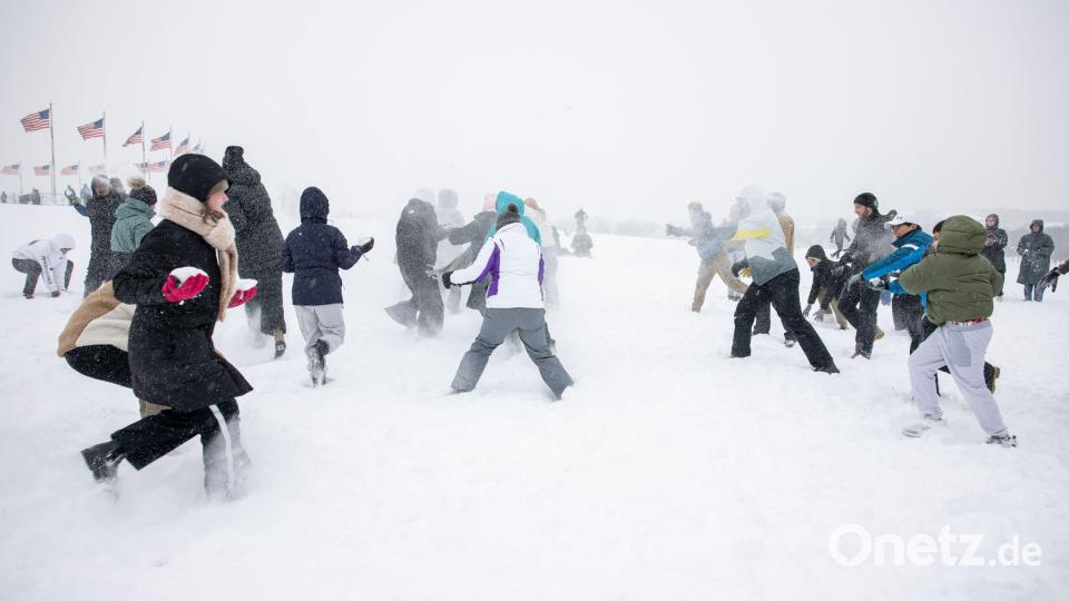 Das Extremwetter bringt auch Spaß, wie etwa bei einer ausgelassenen Schneeballschlacht in der US-Hauptstadt Washington. Bild: Mehmet Eser/ZUMA Press Wire/dpa