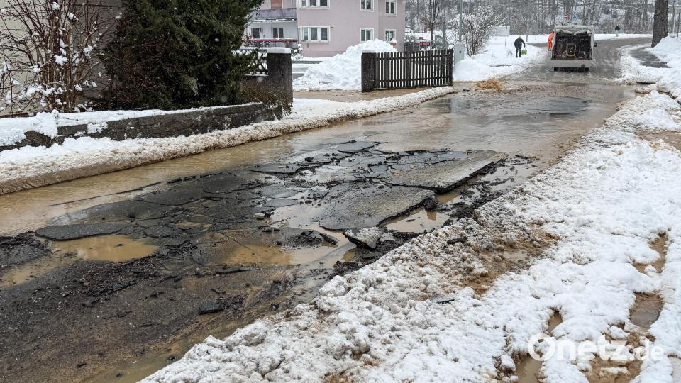 Dass der Asphalt gleich auf mehrere Meter Länge aufplatzt, so wie hier in der Bahnhofstraße, ist bei Rohrbrüchen selten. Bild: Petra Hartl