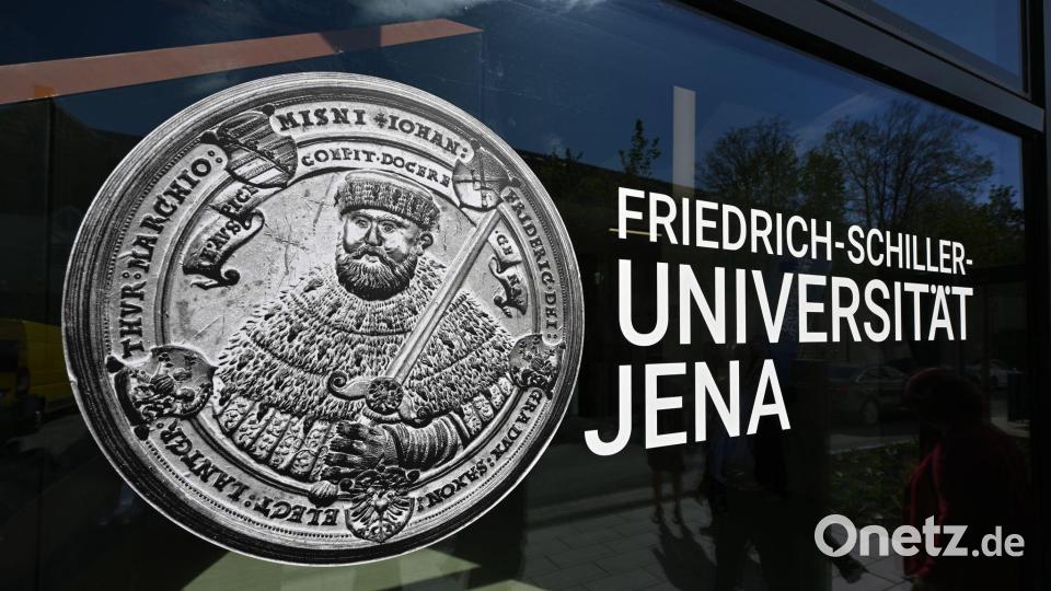 Biologen der Uni Jena durchleuchteten den Bernstein. (Symbolbild) Bild: Martin Schutt/dpa