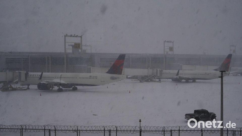 Viel ging am Wochenende nicht mehr an den US-Flughäfen: Bei starkem Schneefall, Sturm und Glätte blieben viele Maschinen am Boden. Bild: Edna Leshowitz/ZUMA Press Wire/dpa