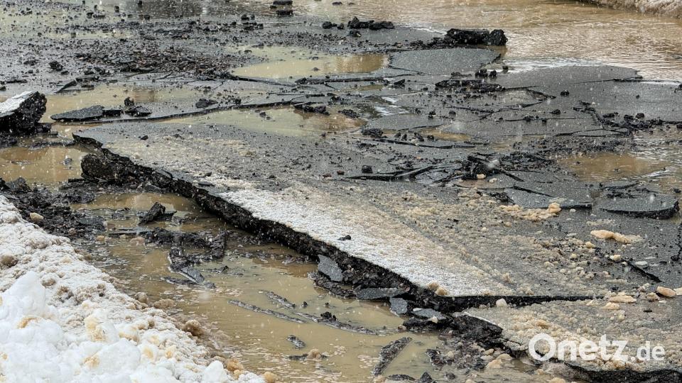 Das Wasser habe den Untergrund ausgespült und den Asphalt aufgebrochen, sagt Stadtwerke-Chef Armin Wolf. Bild: Petra Hartl