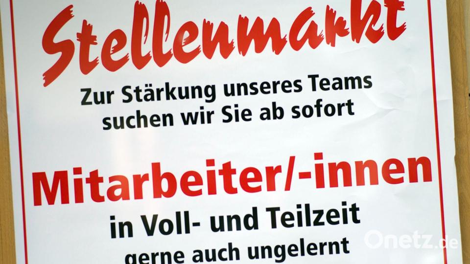 Wegen des Fachkräftemangels können viele Betriebe nicht wählerisch sein. (Symbolbild) Bild: picture alliance / Peter Kneffel/dpa