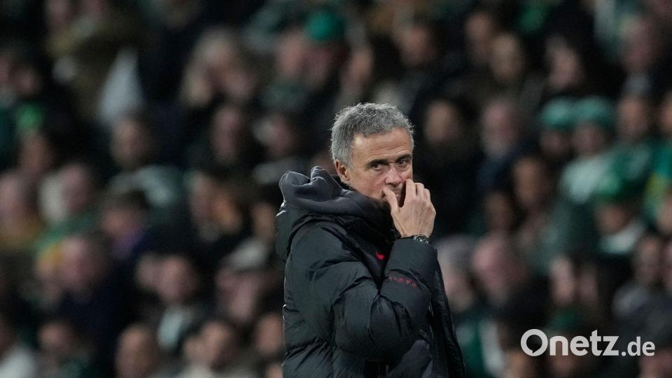 Titelverteidiger PSG mit Trainer Luis Enrique steht mit im Fokus am letzten Gruppenspieltag. (Archivbild) Bild: Armando Franca/AP/dpa
