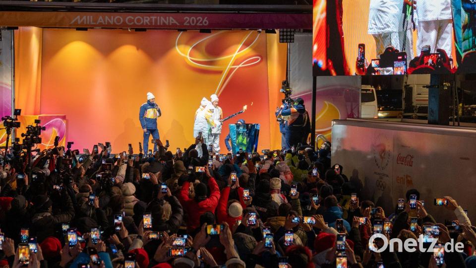 Das olympische Feuer ist in Cortina angekommen. Bild: Thomas Gaspari Bandion/IPA via ZUMA Press/dpa