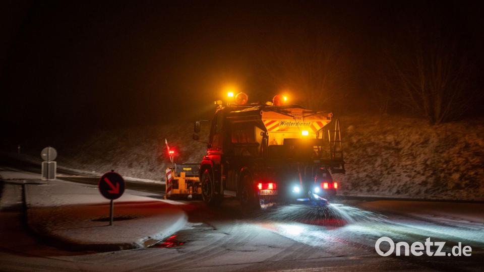 Glatteis und Schnee: Die Arbeitswoche begann nicht nur in der Oberpfalz nervenaufreibend. Bild: Harald Tittel/dpa