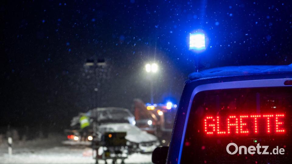 Auf der verschneiten Bundesstraße 12 warnt an einer Unfallstelle ein Polizeifahrzeug vor Glätte. Bild: Stefan Puchner/dpa