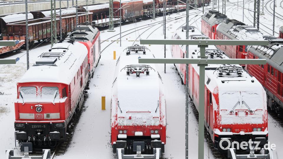 Im Bahnhof in Halle an der Saale sind die Lokomotiven mit Schnee bedeckt. Bild: Hendrik Schmidt/dpa