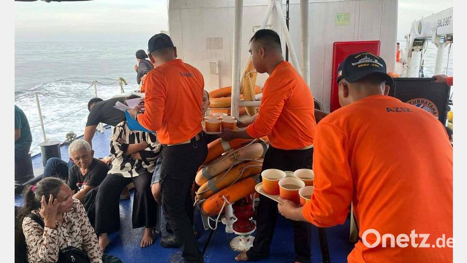 Die Einsatzkräfte suchen noch nach Überlebenden. Bild: Uncredited/Philippine Coast Guard/dpa