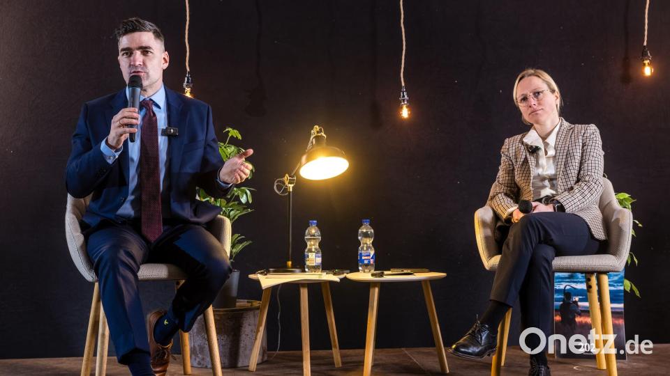 Sellner und AfD-Politikerin Lena Kotré diskutieren über sogenannte Remigration. Kotré machte vorab Werbung für das Treffen in Brandenburg. (Archivbild) Bild: Frank Hammerschmidt/dpa