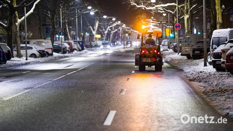 Nach einer kurzen Wetterberuhigung bringt ein Sturmtief neue Niederschläge. Die Räumdienste haben alle Hände voll zu tun. Bild: Moritz Frankenberg/dpa
