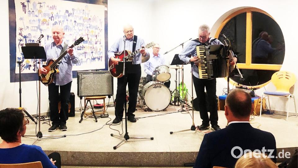 Ein Garant für Stimmung und Schwung sind die "Lustigen Buam" mit Leiter Michael Bertelshofer (rechts). Bild: sei