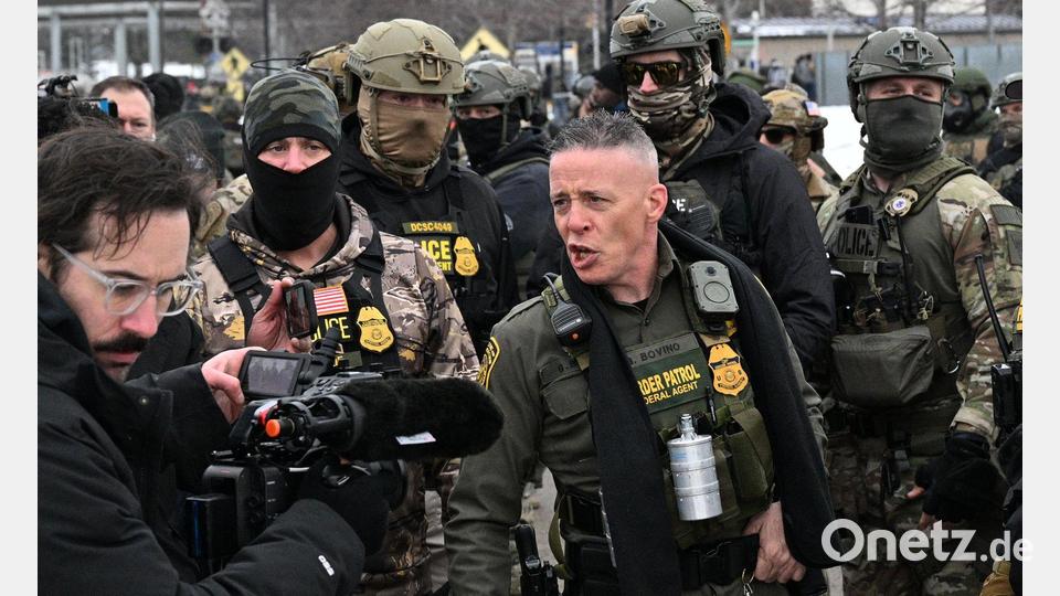 Der 55-jährige Bovino inszeniert sich gerne in sozialen Medien in martialischer Pose. (Archivfoto) Bild: Tom Baker/AP/dpa