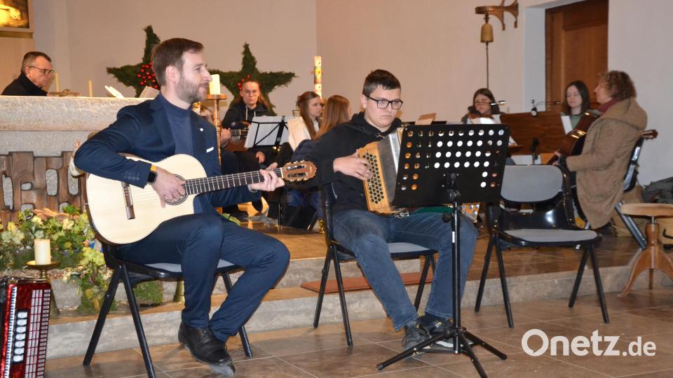 Volksmusikalische Akzente mit der Steirischen setzte auch Tom Busch mit „Schö Staad“ begleitet von Musikschulleiter Benedikt Scheidler. Bild: gi