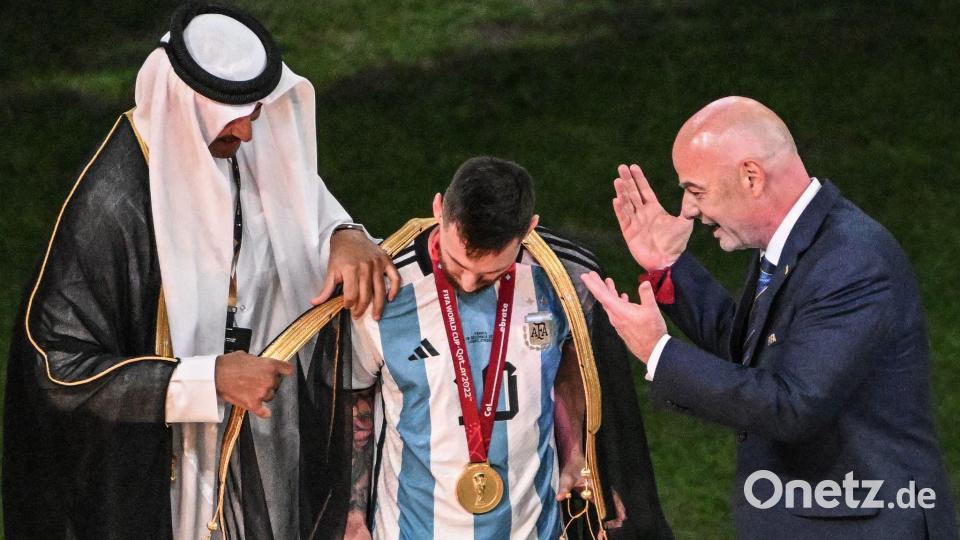 Für Weltmeister Lionel Messi hatte der Emir von Katar eine besondere Überraschung - zur Freude von Infantino. (Archivbild) Bild: Robert Michael/dpa