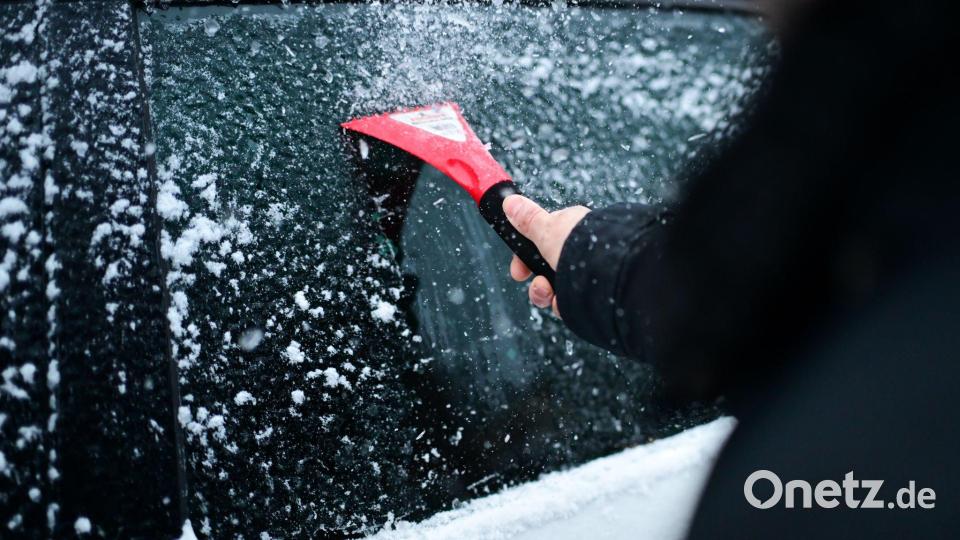 Gefrierender Regen, Glatteis und Neuschnee: Besonders im Westen und Süden kann das Autofahren abends zum Risiko werden. Bild: Sebastian Gollnow/dpa