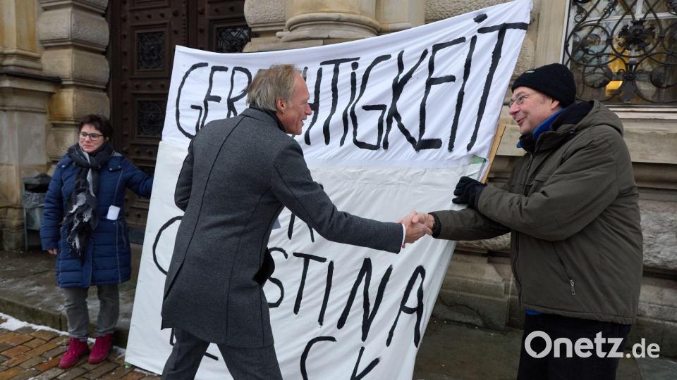 Der angeklagte Ex-Sportmoderator Gerhard Delling begrüßt Unterstützer seiner Lebensgefährtin Christina Block. Bild: Georg Wendt/dpa
