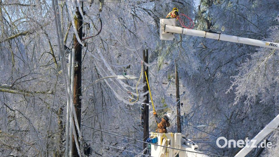 Ein Elektriker arbeitet nach einem Eissturm Wiederherstellung der Stromversorgung in Oxford, Mississippi. Bild: Bruce Newman/AP/dpa