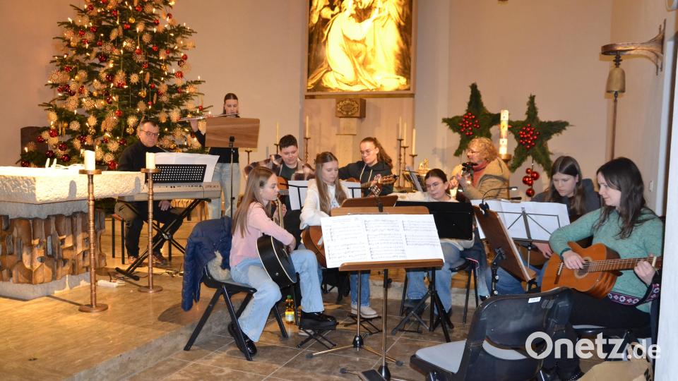 Den Auftakt bildete das Gitarrenensemble zusammen mit Helena Hager (Querflöte) und Wolfgang Ziegler am Klavier unter Leitung von Sieglinde Ziegler, das mit dem „Wintermärchen“. Bild: gi
