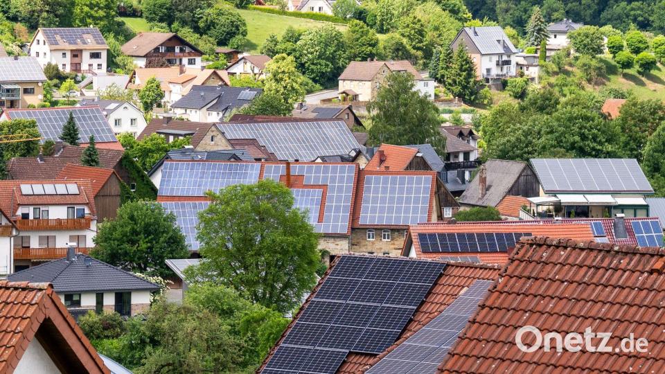 Bundeswirtschaftsministerin Katherina Reiche (CDU) will neue, kleine Solaranlagen künftig nicht mehr staatlich fördern. Beschlossen ist das in der Koalition noch nicht. (Symbolbild) Bild: David Inderlied/dpa