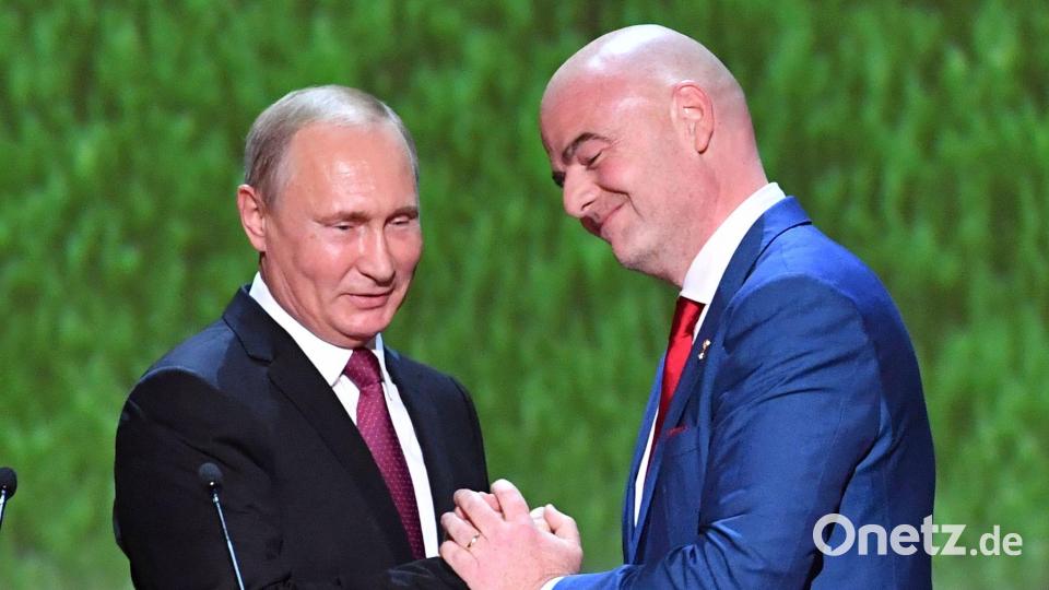 Infantino ist häufiger an der Seite höchster Politiker zu sehen. (Archivbild) Bild: Yuri Kadobnov/POOL AFP/AP/dpa