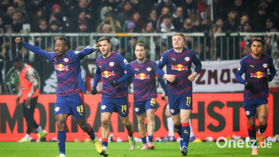 Leipzigs Yan Diomande (l,) jubelt nach seinem Treffer beim FC St. Pauli. Bild: Christian Charisius/dpa