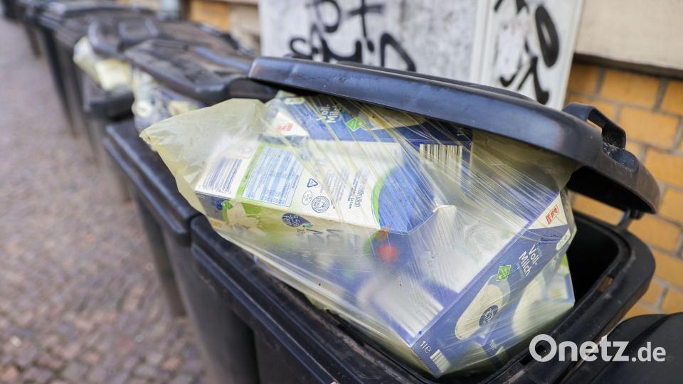 So soll es nicht sein: Getränkekartons im Restmüll. Dabei gehören sie in den Gelben Sack oder die Gelbe Tonne. Bild: Jan Woitas/dpa-Zentralbild/dpa