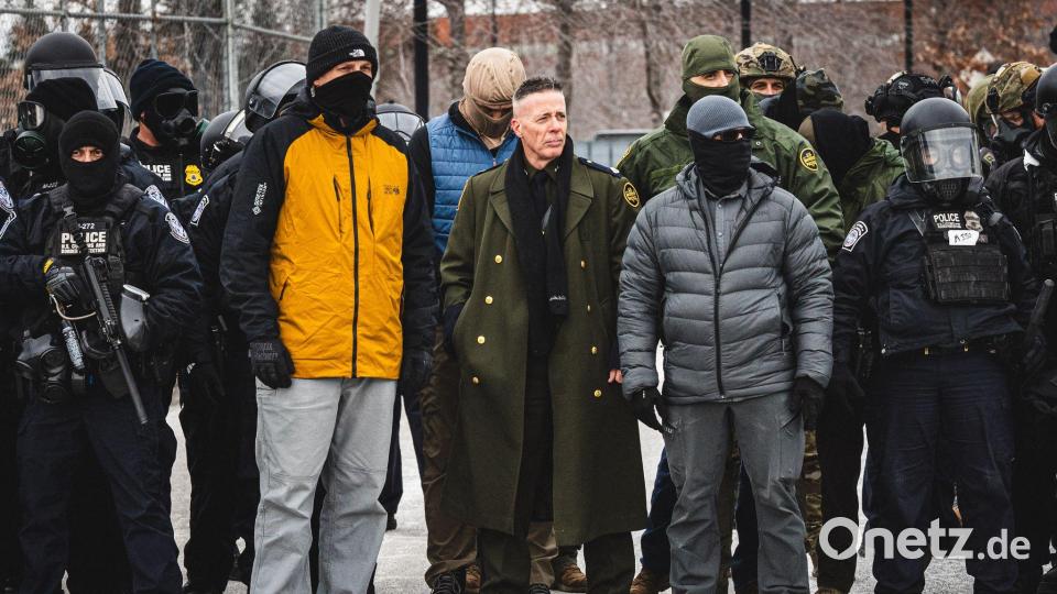 Nicht nur mit seinem Mantel erregte Grenzschutzchef Bovino Aufsehen. (Archivbild) Bild: Dave Decker/ZUMA Press Wire/dpa