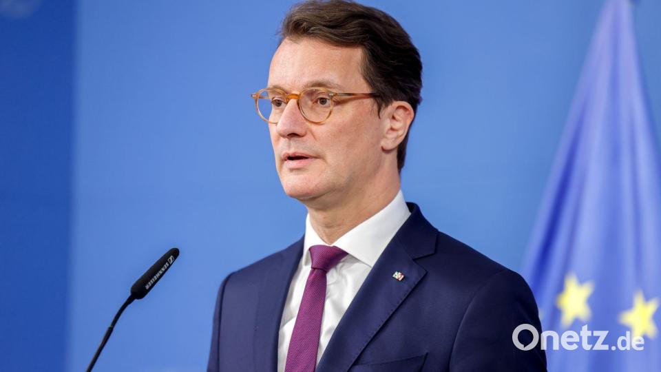 Kein guter Tag für Nordrhein-Westfalens Ministerpräsident Hendrik Wüst (CDU): Der Rücktritt seiner Fluchtministerin Josefine Paul (Grüne) setzt ihn unter Erklärungszwang. Bild: Thomas Banneyer/dpa