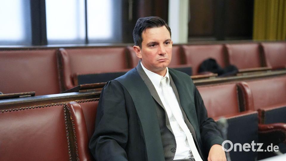 Der Platz neben dem Nebenklagevertreter Philip von der Meden blieb am 33. Prozesstag leer. Bild: Marcus Brandt/Pool dpa/dpa