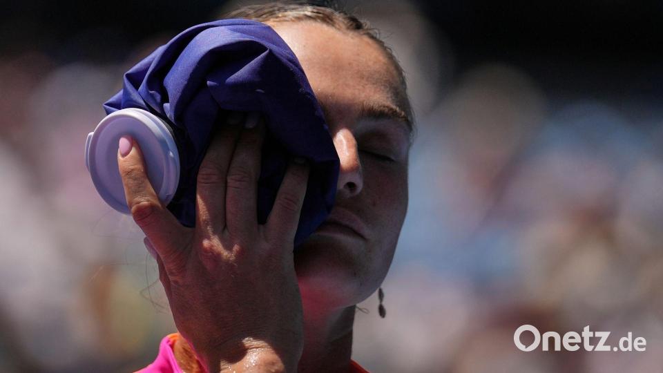 Aryna Sabalenka aus Weißrussland legt einen Eisbeutel ins Gesicht. Bild: Dita Alangkara/AP/dpa