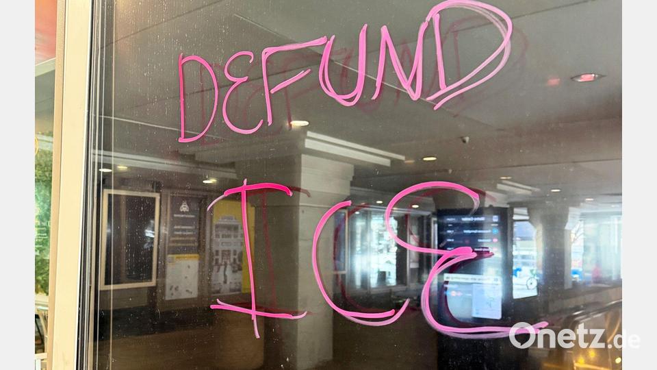 Die umstrittene Einwanderungsbehörde ICE steht im Zentrum der Kritik. Bild: Anna Ringle/dpa