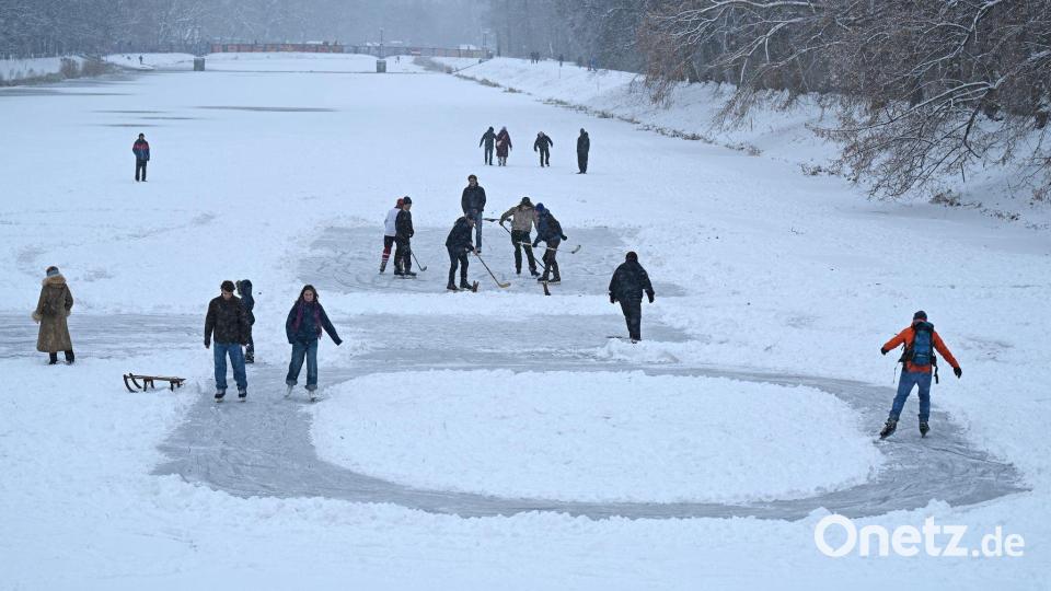 Die schönen Seiten des Winters: Schlittschuhlaufen in Leipzig. Bild: David Hammersen/dpa