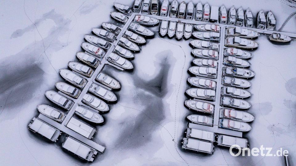 Verschneiter Hafen Bild: Jens Büttner/dpa