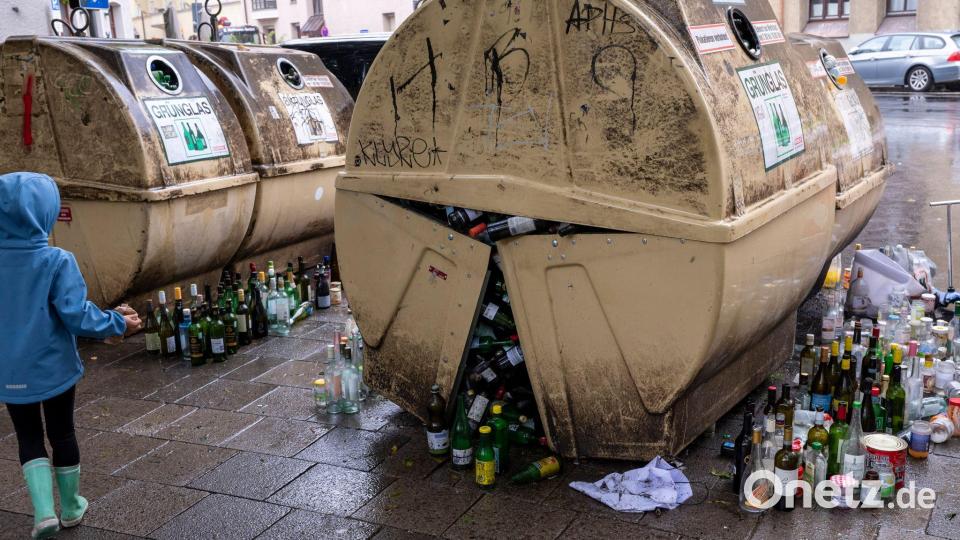 Es gibt zu wenige Glascontainer in Deutschland, monieren Branchenexperten. Bild: Peter Kneffel/dpa
