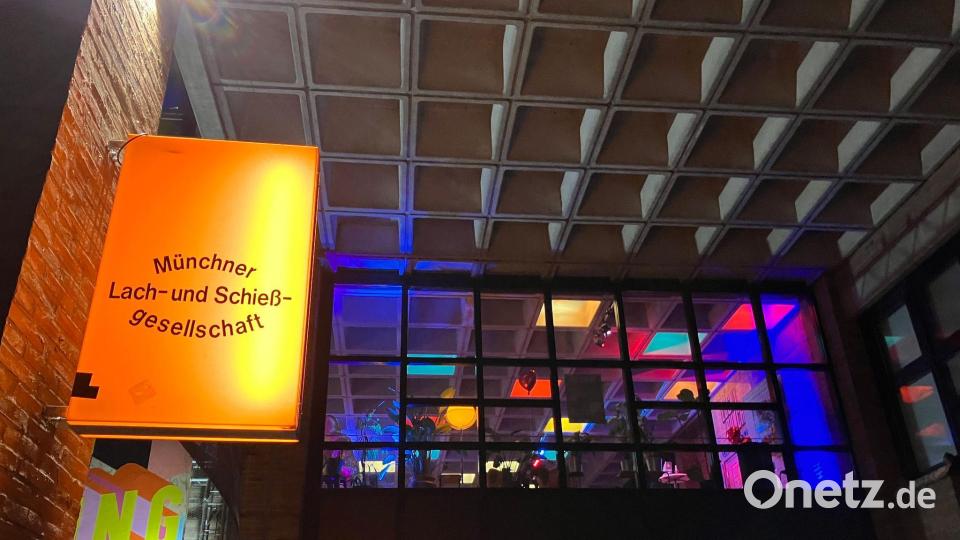 Das Schild der Lach- und Schießgesellschaft hängt nun auf der anderen Isar-Seite. Bild: Britta Schultejans/dpa