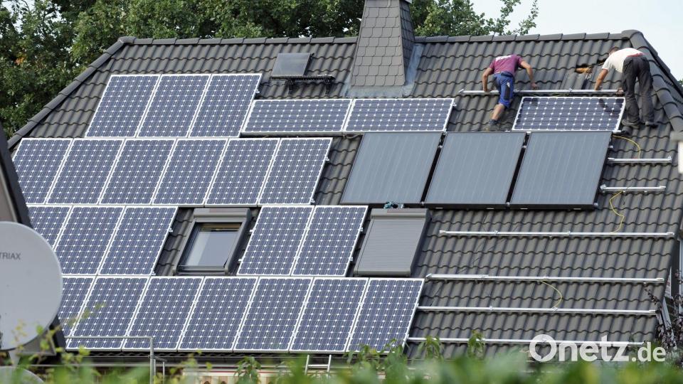 2025 sind nur noch etwas mehr als halb so viele neue Photovoltaikanlagen auf Dächern installiert worden, wie 2023. (Symbolbild) Bild: Rainer Jensen/dpa