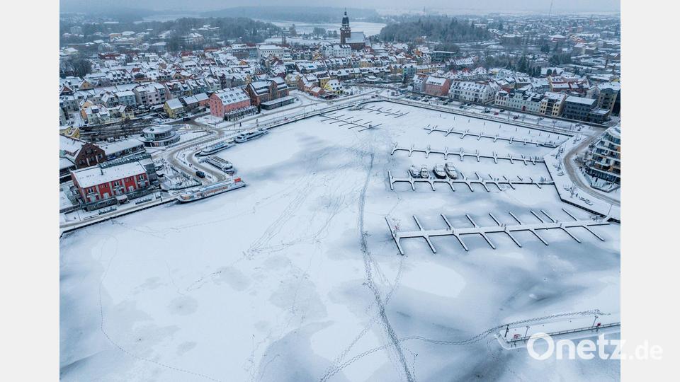 Eis bedeckt derzeit Seen der Mecklenburgischen Seenplatte - auch die Müritz. Bild: Jens Büttner/dpa