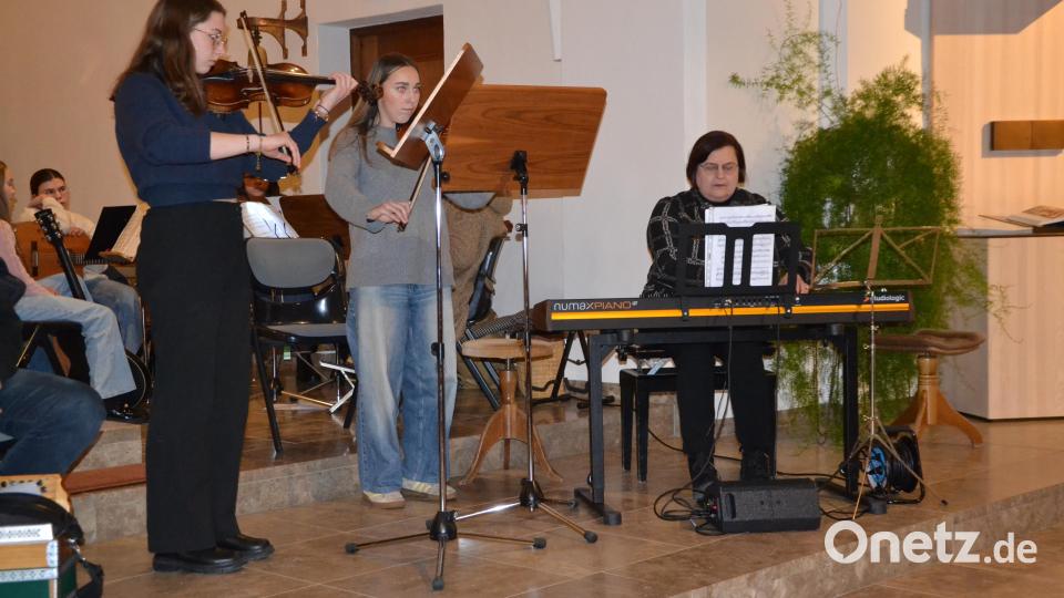 Zwei Violinen (Viktoria Stefinger und Maria Schweigl) begleitet von Musiklehrerin Klara Bäumler (Klavier) erinnerten an das Weihnachtsoratorium von J.S.Bach und die Sonata Pastorella. Bild: gi